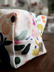 Make up bag in floral, close-up side